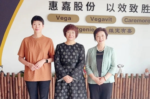 咸宁市政协副主席竺鸰莅临兴发游戏调查领导